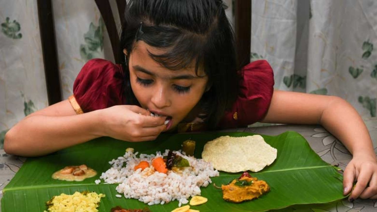 આયુર્વેદ અનુસાર હાથ વડે ખાવાના અઢળક ફાયદા થાય છે.હાથ વડે ખોરાક ખાવાથી સ્વાદની અનુભૂતિ સારી થાય છે અને ખોરાક પણ સારી રીતે પચી શકે છે.
