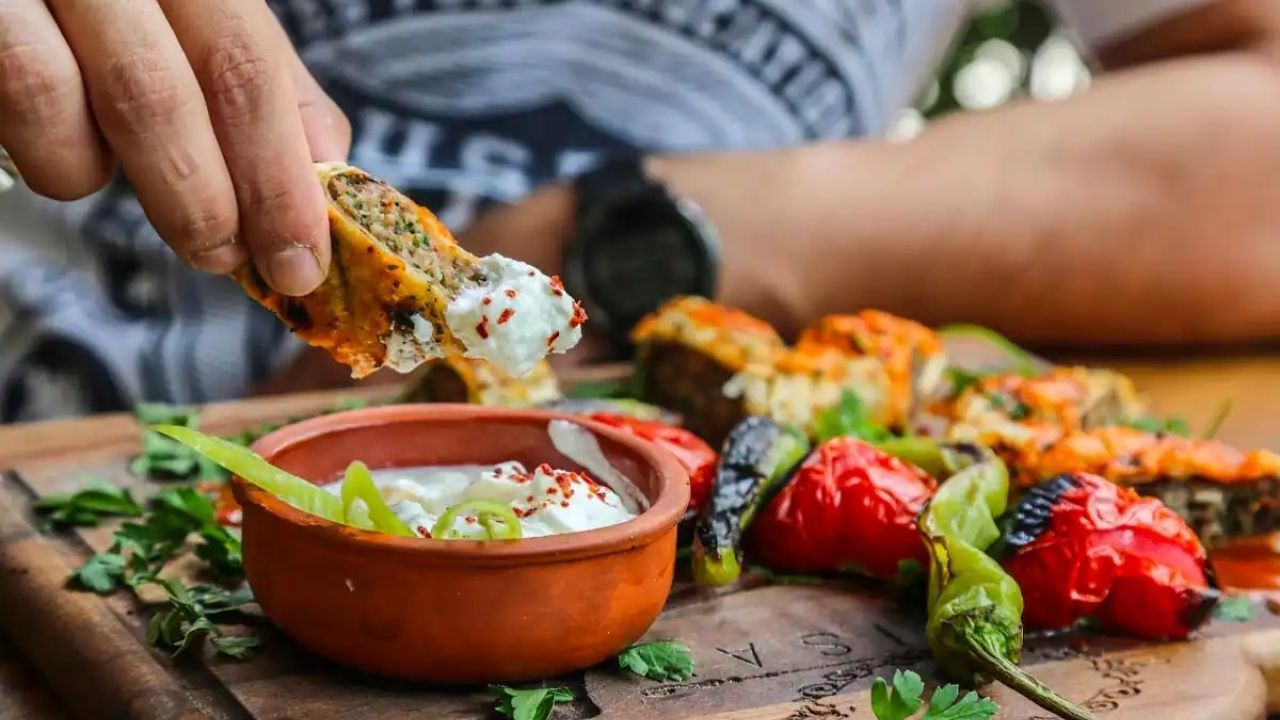 હાથ વડે ભોજન કરતી વખતે હાથના સ્નાયુઓની કસરત પણ સારી રીતે થાય છે.આ ઉપરાંત એવું પણ માનવામાં આવે છે કે હાથ વડે ખોરાક ખાવાથી રક્ત પરિભ્રમણ પણ સુધરે છે.ખાતી વખતે, મિશ્રણ કરતી વખતે અથવા ખોરાક બનાવતી વખતે, હાથના તમામ સાંધાઓને સારી રીતે કસરત મળે છે.