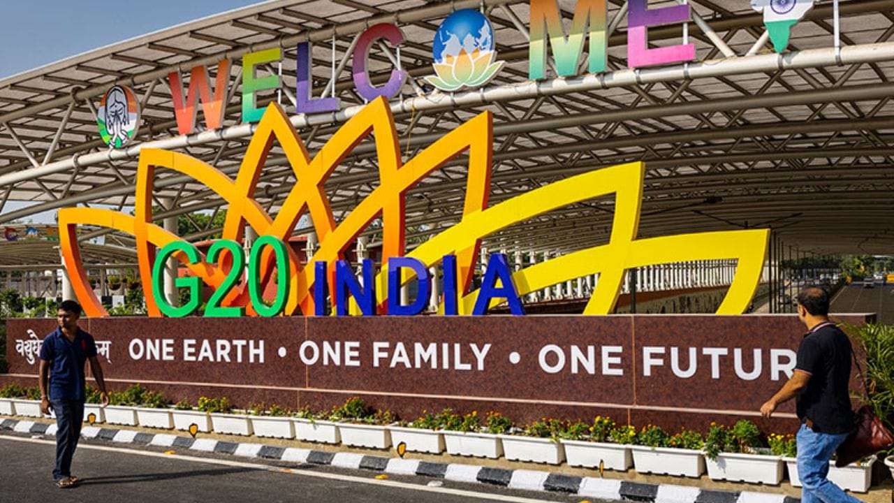 જી20 સમિટ 2023 ભારતે હોસ્ટ કરી: જી20ની અધ્યક્ષતા માટે ભારતને દુનિયાભરના દેશોની સામે બ્રાન્ડ ઈન્ડિયાની છબી મજબૂત બનાવવાની તક મળી છે. તેની શરૂઆત વડાપ્રધાન મોદીએ ઈન્ડોનેશિયામાં થયેલી જી20 સમિટથી કરી હતી. તેમને દેશના અલગ અલગ ભાગમાં બનેલા ઉત્પાદન દુનિયાના દિગ્ગજ નેતાઓને ભેટમાં આપ્યા હતા. નિષ્ણાંત માને છે કે તેના દ્વારા ટૂરિઝમને અગ્રિમતા મળશે. આ કાર્યક્રમો દ્વારા દુનિયાના દેશોમાં ભારતના પર્યટન સ્થળોની લોકપ્રિયતા વધશે. મેક ઈન ઈન્ડિયા પ્રોજેક્ટને વધારો મળી શકે છે. દુનિયાભરના દેશોની વચ્ચે ભારતમાં બનેલા ઉત્પાદનોની પહોંચ વધશે. તેની સીધી અસર દેશની અર્થવ્યવસ્થા પર પડશે.