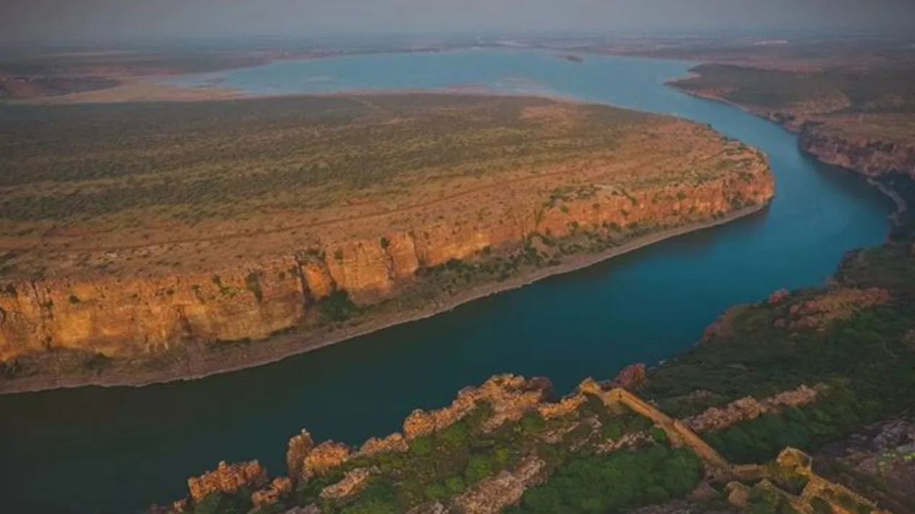 અહીં માત્ર ભારતીયો જ નહીં વિદેશીઓ પણ ફરવા આવે છે. વાસ્તવમાં, જ્યારે નદી વહે છે, ત્યારે તે જમીનનું ધોવાણ કરે છે. જો નદીની ગતિ વધુ હોય અને તેના માર્ગમાં કોઈ ખડક આવે તો તે ખડકને લાખો-કરોડો વર્ષોમાં કાપી નાખે છે. આ કારણે ખડકાળ ભૂપ્રદેશના બંને છેડા ઊભા રહે છે અને નદી તેની ઊંડાઈમાં વહેતી રહે છે. આ ભૂપ્રદેશોને ખીણ કહેવામાં આવે છે.