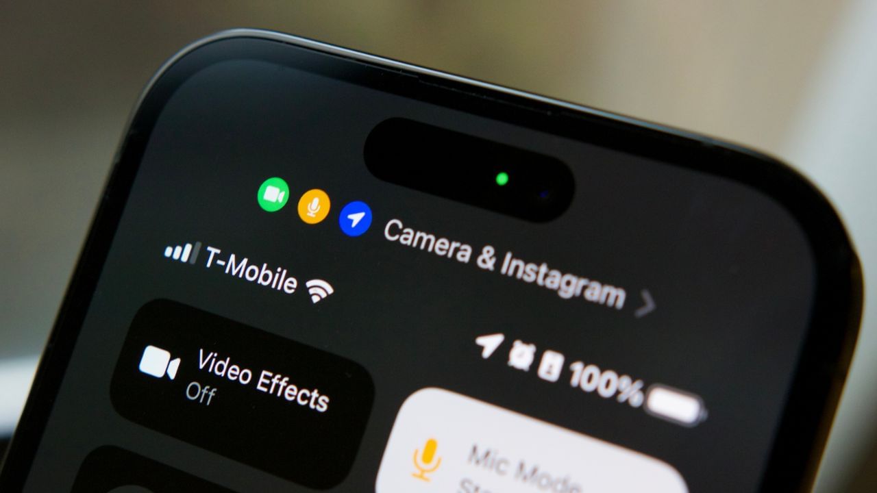 આ સિગ્નલ સૂચવે છે કે એપ સ્માર્ટફોનના માઈકનો ઉપયોગ કરી રહી છે. જ્યારે GPS અથવા અન્ય કોઈ લોકેશન સેન્સર ઉપયોગમાં હોય, ત્યારે તમે સ્ક્રીન પર નકશાનું ચિહ્ન જોયું હશે. 