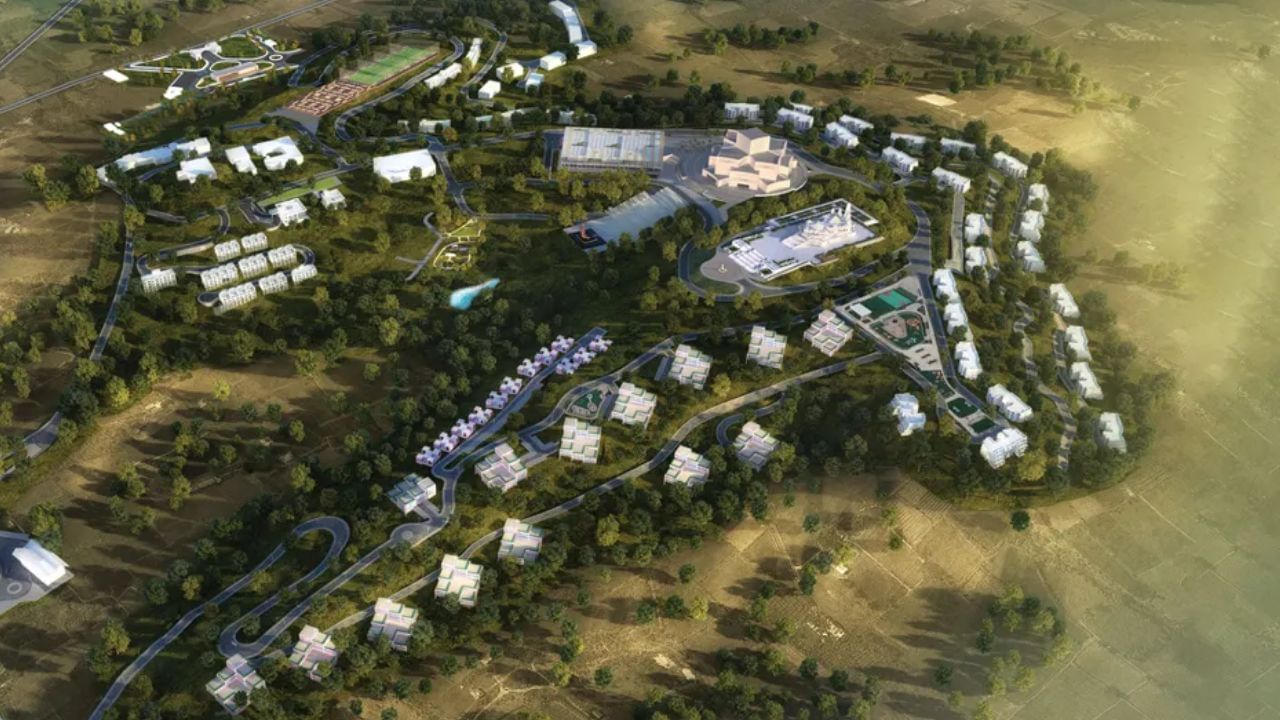 પૂજ્યશ્રી મહંત સ્વામી મહારાજ રાજ સભાગૃહના લોકાર્પણ કરવા શ્રીમદ્ રાજચંદ્ર આશ્રમ, ધરમપુરમાં પૂ. શ્રી બ્રહ્મવિહારી સ્વામી અને અન્ય સંતો સાથે પધાર્યા હતા. તેઓએ અહીં સ્થાપિત શ્રીમદ્ રાજચંદ્રજીની 34 ફૂટ ઊંચી પ્રતિમાજીના દર્શન અને પ્રક્ષાલ પૂજા કરી હતી તથા જિનમંદિરમાં તેઓ દર્શન પૂજા અર્થે પધાર્યા હતા. રાજ સભાગૃહના લોકાર્પણ પ્રસંગે હજારો ભક્તોની પ્રત્યક્ષ અને વિશ્વભરમાં ઓનલાઈન નિહાળતાં લાખો ભક્તોની ઉપસ્થિતિમાં પૂજ્ય ગુરુદેવશ્રી રાકેશજી અને પૂજ્યશ્રી મહંત સ્વામી મહારાજે રાજ સભાગૃહ’ની તક્તીનું અનાવરણ કરી, આ જાજરમાન સંકુલનું ઉદ્ઘાટન કર્યું હતું.