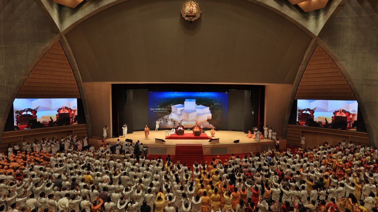 આ અવસરે સ્નેહાદર સાથે આશિષ આપતાં પૂજ્યશ્રી મહંત સ્વામી મહારાજે કહ્યું કે, “જોવાલાયક તો અહીં ઘણું છે, પણ આજે અમે પૂજ્ય ગુરૂદેવશ્રી રાકેશજી મહારાજના પ્રેમની દોરથી ખેંચાઈને આવ્યા છીએ. શ્રીમદ્ રાજચંદ્રજી ખુબ મહાન પુરુષ હતા. તેમનું કાર્ય પૂજ્ય ગુરૂદેવશ્રી રાકેશજીએ ખુબ સુંદર રીતે આગળ વધાર્યું છે. અહીં જે સત્સંગ કરશે, સાધના કરશે, તે જીવનમાં ખુબ સુખ શાંતિ પામો, આ સંસ્થાની ખુબ પ્રગતિ થાય અને બધા સેવકો ખુબ સુખી થાય.” પૂજ્ય ગુરૂદેવશ્રી રાકેશજીએ પૂજ્યશ્રી મહંત સ્વામી મહારાજની પ્રશસ્તિ કરતાં કહ્યું કે “તેઓશ્રીને જોઈને લાગે છે કે આપણે સતયુગમાં જીવીએ છીએ. તેઓશ્રીમાંથી પવિત્ર સ્પંદનો વહે છે, જો આપણે તેને ગ્રહણ કરીએ તો જરૂર આંતરિક રૂપાંતરણ અનુભવી શકીએ.”