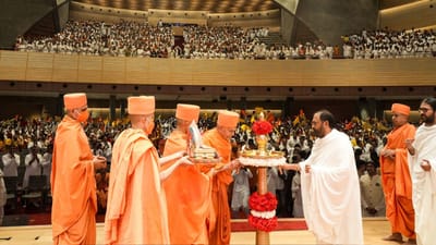 ધરમપુર ખાતે‘રાજ સભાગૃહ’નું લોકાર્પણ પ્રસંગ માત્ર એક ધાર્મિક સંવાદિતાનું ઉદાહરણ જ નહીં પણ બે સંસ્થા અને વર્તમાન સમયના બે પ્રબુદ્ધ સંતો વચ્ચેના પ્રેમભર્યા ગાઢ સંબંધોને ઉજાગર કરી રહ્યો હતો. શ્રીમદ્ રાજચંદ્ર મિશન ધરમપુરનું પ્રેમભર્યું આમંત્રણ સ્વીકારીને 91 વર્ષની ઉંમરે પણ ખાસ સમય કાઢીને પૂજ્યશ્રી મહંત સ્વામી મહારાજ આ લોકાર્પણ પ્રસંગે પધાર્યા એ ઐતિહાસિક ક્ષણો બની રહી હતી.