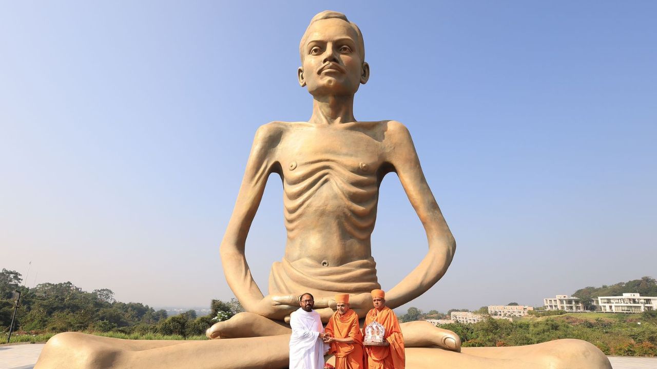 પૂજ્ય ગુરૂદેવ રાકેશજીએ પૂજ્ય મહંત સ્વામી મહારાજની પ્રશસ્તિ કરતાં કહ્યું કે “તેઓને જોઈને લાગે છે કે આપણે સતયુગમાં જીવીએ છીએ. તેઓમાંથી પવિત્ર સ્પંદનો વહે છે, જો આપણે તેને ગ્રહણ કરીએ તો જરૂર આંતરિક રૂપાંતરણ અનુભવી શકીએ.”