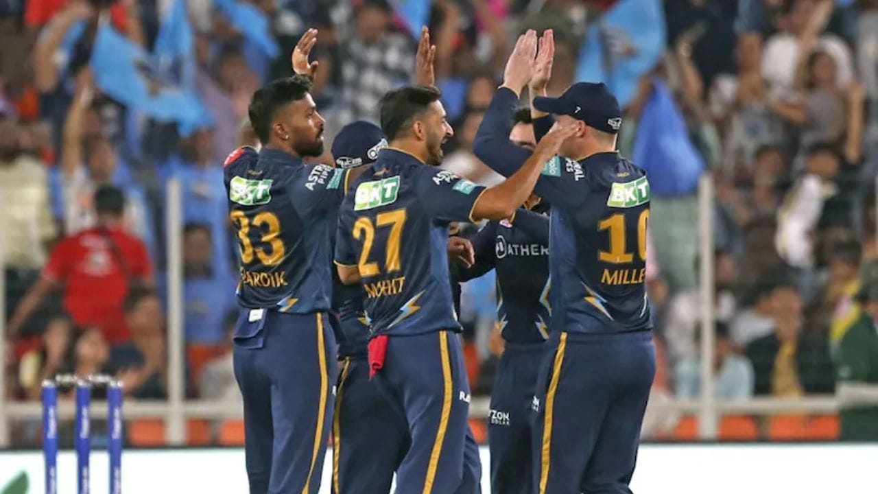 બ્રેડ હોગે કહ્યું, 'ગુજરાત ટાઈટન્સના ફેન્સ તમે થોડા નિરાશ હશો કે હાર્દિક પંડ્યા મુંબઈ ઈન્ડિયન્સમાં પાછો ફર્યો છે. છેતરપિંડીનો અનુભવ ન કરશો. તેને તમારા માટે સારું કામ કર્યું છે. તે તમને કેપ્ટન તરીકે બે વાર ફાઈનલમાં લઈ ગયો અને તમે તેની કેપ્ટનશિપમાં એક ટાઈટલ જીત્યું. મને હજુ પણ લાગે છે કે તમે આવતા વર્ષે ફાઈનલમાં હશો.