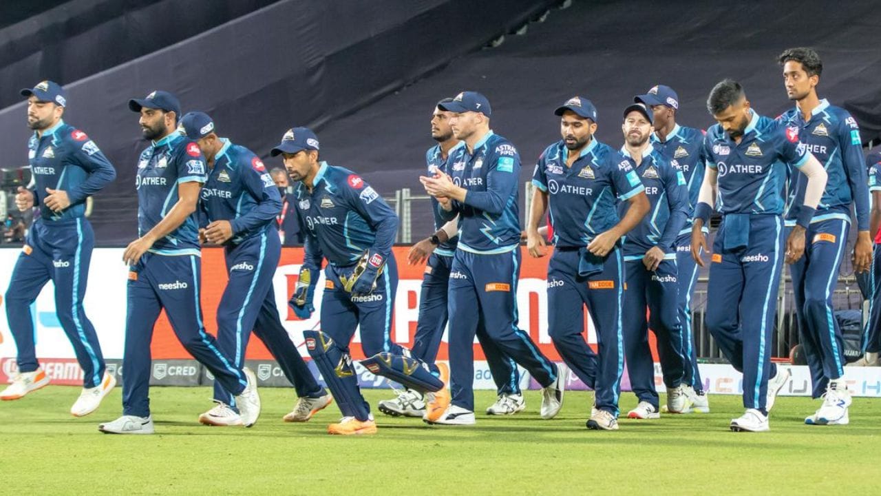 હોગે આગળ કહ્યું કે 'તમારે હાર્દિક માટે લાગણી અનુભવવી પડશે. તેને મુંબઈ ઈન્ડિયન્સથી શરૂઆત કરી હતી. તે તેના માટે રમવા માંગતો હતો. તે વ્યાકુળ હતો કે તેને જવું પડ્યું. તે સારું પાત્ર દર્શાવે છે કે ભલે તે જે ટીમ માટે રમવા માંગતો હતો તે માટે તે રમી શક્યો ન હતો, તેમ છતાં તેને આગળ વધ્યો અને ઉચ્ચ ગુણવત્તા સાથે તે ટીમનું નેતૃત્વ કર્યું.'