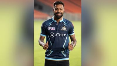 આઈપીએલ 2024 પહેલા ગુજરાત ટાઈટન્સને હાર્દિક પંડ્યાના રૂપમાં મોટો ઝટકો લાગ્યો છે. પહેલી બે સિઝનમાં સતત ટીમને ફાઈનલમાં લઈ જનાર હાર્દિકે આ વર્ષે ફરી પોતાની જૂની ટીમ મુંબઈ ઈન્ડિયન્સ સાથે રમવાનું નક્કી કર્યું છે. હાર્દિકના નેતૃત્વમાં જીટી પણ તેની પ્રથમ સિઝનમાં ચેમ્પિયન બની હતી. 