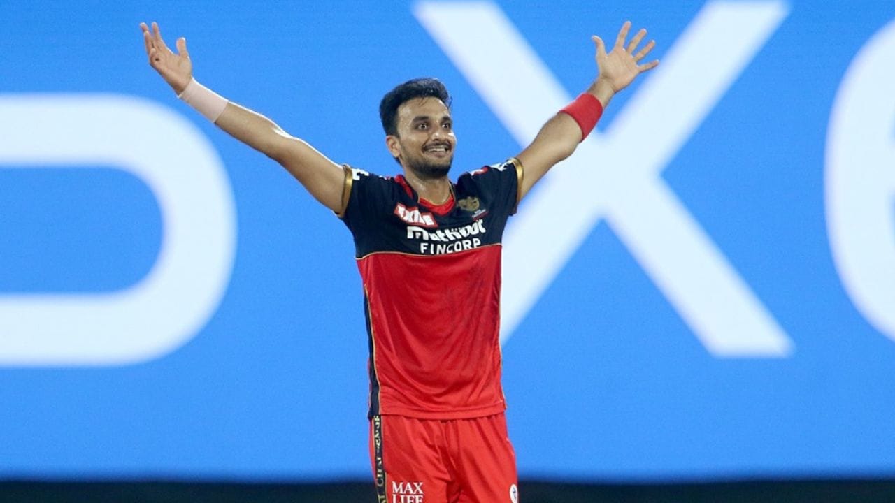 હર્ષલ પટેલ - લાંબા સમયથી આરસીબી સાથે રહેલા હર્ષલ પટેલને ટીમે રિલીઝ કરી દીધો છે. તે ભારતીય ટીમમાંથી પણ બહાર થઈ રહ્યો છે. તેને વેચાણ માટે કિંમત 2 કરોડ રૂપિયા રાખી છે. આટલી ઊંચી કિંમતે ખરીદદારો મળવો મુશ્કેલ છે. જો તેની કિંમત ઓછી હોત તો કદાચ કોઈ ટીમ સ્લો ઓવર સ્પેશિયાલિસ્ટ પર બિડ લગાવી શકતી.