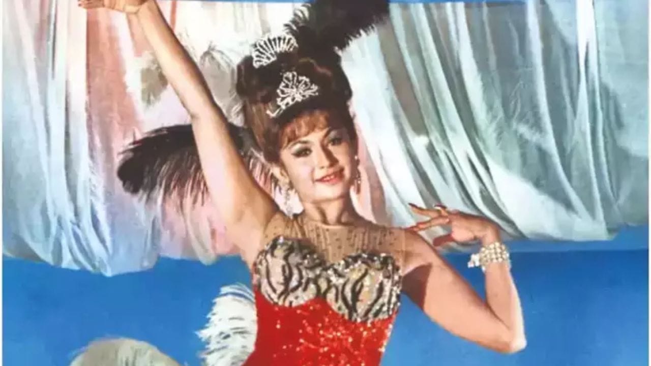 ધીમે ધીમે માતા  હેલન અને તેના ભાઈ-બહેનને શાળાએ મોકલવા લાગી. હેલનને તેની માતા પાસેથી મળેલા પગારથી હેલન માટે તેના ત્રણ બાળકો અને પોતાના માટે જીવવાનું ખૂબ મુશ્કેલ બન્યું હતું. કોલકાતામાં  હેલેનની માતા કુકુ મોરેને મળી, જેઓ તે દિવસોમાં ફિલ્મોમાં બેકગ્રાઉન્ડ ડાન્સ કરતા હતા. કુકુ દ્વારા જ હેલનને ફિલ્મોમાં ડાન્સ કરવાનું કામ મળ્યું અને થોડા જ સમયમાં તે સ્ક્રીન પર ફેમસ થઈ ગઈ. તેના વિદેશી દેખાવને કારણે તેને લીડ એક્ટ્રેસનો રોલ મળવો મુશ્કેલ લાગતો હતો, પરંતુ તેને ડાન્સિંગમાં એવું કૌશલ્ય બતાવ્યું કે આજ સુધી તેને કોઈ હરાવી શક્યું નથી. પ્રેમ નારાયણ અરોરા એ દિવસોમાં બોલિવુડમાં નિર્માતા અને દિગ્દર્શક તરીકે જાણીતા હતા.