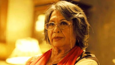 હેલેનનો જન્મ બર્મામાં થયો હતો. પિતાનું નામ જ્યોર્જ ડેસ્મિયર અને માતાનું નામ માર્લેન હતું. જ્યારે તેના પિતાનું અવસાન થયું ત્યારે હેલન બાળકી હતી. રિપોર્ટ મુજબ હેલેનની માતાએ પછીથી એક બ્રિટિશ સૈનિક સાથે લગ્ન કર્યા. હેલેન ફરીથી તેના પિતા ગુમાવ્યા અને રિચાર્ડસન બીજા વિશ્વ યુદ્ધમાં મૃત્યુ પામ્યા. તે સમયે જાપાને બર્મા પર કબજો જમાવ્યો હતો અને હેલનના પરિવાર સાથે મોટી સંખ્યામાં લોકો પોતાનો જીવ બચાવવા મુંબઈ પહોંચ્યા હતા. બાળકો અને માતા ભૂખ્યા અને તરસ્યા જંગલો અને ગામડાઓમાંથી પસાર થતા રહ્યા. જેમ તેમ કરી તેનો પરિવાર કોલકાતા પહોંચ્યો અને પછી હેલનની માતા ત્યાં નર્સ તરીકે કામ કરવા લાગી.