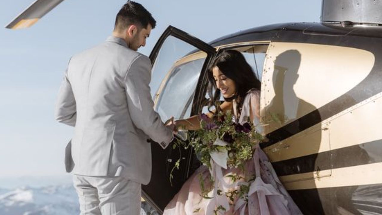 તમામ હેલિકોપ્ટર એજન્સીઓ પહેલા બે કલાકના બુકિંગ માટે ન્યૂનતમ ચાર્જ વસૂલે છે. આ લગભગ 2 થી 2.5 લાખ રૂપિયા હોય છે. આમાં તમે હેલિકોપ્ટરનો બે કલાક ઉપયોગ કરી શકો છો. 