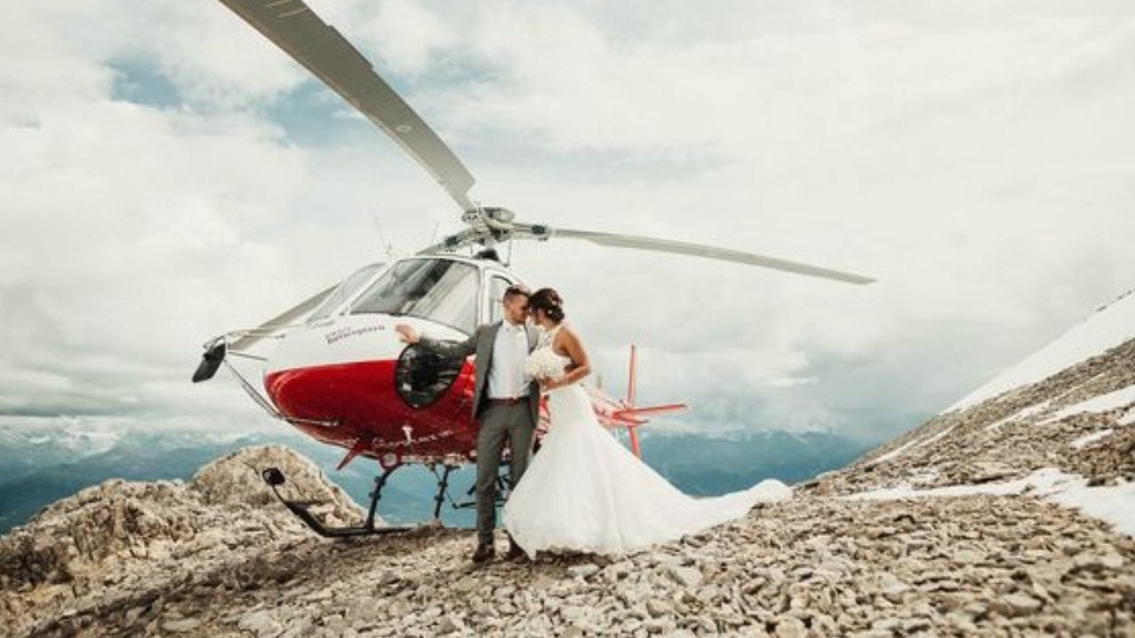 તમે આ એજન્સીઓની વેબસાઈટ પર જઈને હેલિકોપ્ટર બુક કરાવી શકો છો. આ ઉપરાંત તમારા શહેરમાં એવા ઘણા એજન્ટ હશે જેના દ્વારા તમે હેલિકોપ્ટર બુક કરાવી શકો છો.