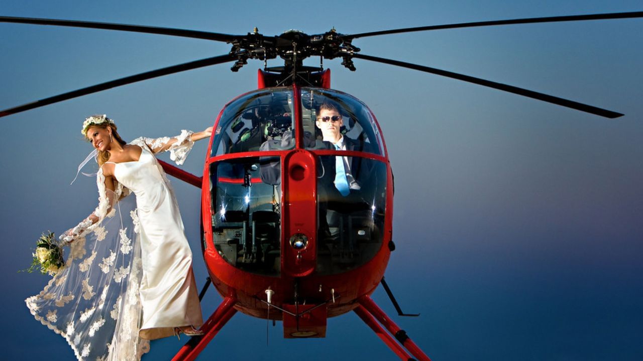 જો તમે તમારા લગ્ન માટે હેલિકોપ્ટર બુક કરવા માંગો છો, તો તમે તેને ઓનલાઈન માધ્યમથી પણ બુક કરી શકો છો. ઘણી ટ્રાવેલ એજન્સીઓ આ સેવા પૂરી પાડી રહી છે