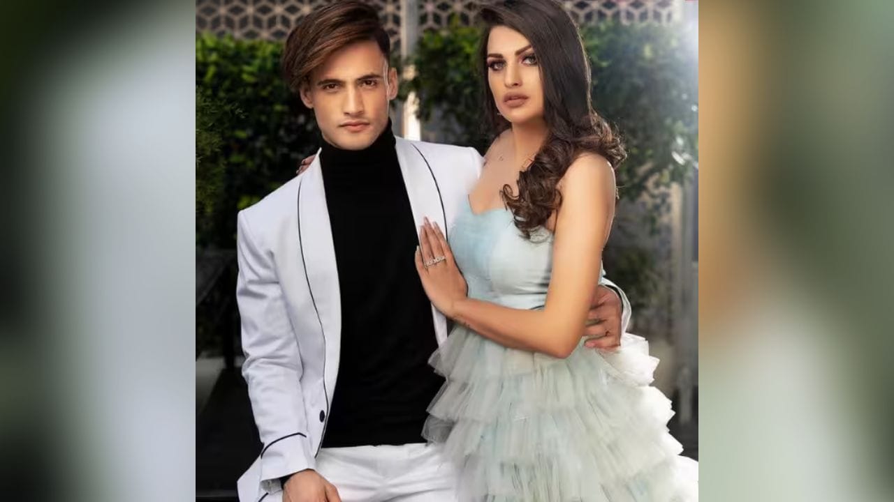 હિમાંશી ખુરાના અને આસિમ રિયાઝ - બિગ બોસ 13 ફેમ કપલ હિમાંશી ખુરાના અને આસિમ રિયાઝનું બ્રેકઅપ થઈ ગયું. હાલમાં જ હિમાંશીએ એક પોસ્ટ શેર કરીને તેના બ્રેકઅપની જાણકારી આપી હતી. હિમાંશીના કહેવા મુજબ તેણે આ નિર્ણય એટલા માટે લીધો કારણ કે તે એક અલગ ધર્મની હતી. તમને જણાવી દઈએ કે આસિમે હિમાંશીને નેશનલ ટેલિવિઝન પર પ્રપોઝ કર્યું હતું.