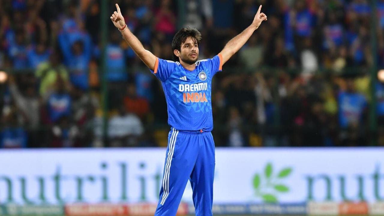 ICC T20 રેન્કિંગમાં બોલરોમાં ભારતના યુવા સ્પિનર રવિ બિશ્નોઈએ પહેલી વાર ટોચનું સ્થાન હાંસલ કર્યું છે. ઓસ્ટ્રેલિયા સામે પાંચ મેચની સીરિઝમાં રવિ બિશ્નોઈએ સૌથી વધુ વિકેટ લીધી હતી અને પ્લેયર ઓફ ધ મેચ પણ બન્યો હતો. રવિ બિશ્નોઈએ કોઈ પણ ફોર્મેટમાં સૌપ્રથમવાર નંબર 1 રેન્કિંગ મેળવ્યું છે. 