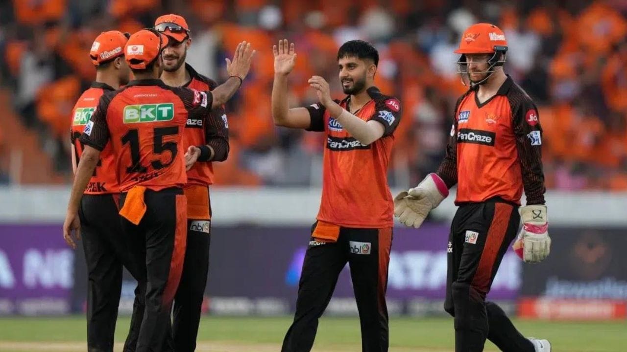  સનરાઈઝર્સ હૈદરાબાદની ટીમ ઓક્શનમાં કુલ 34 કરોડની મોટી રકમ લઈ ઉતરશે, તો ટીમમાં કુલ 6 સ્લોટ ખાલી છે.