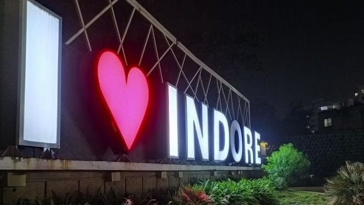 ઈન્દોર - ઈન્દોર જુનુ પણ ઝડપથી વિકસિત થતુ શહેર છે. તમને જણાવી દઈએ કે ઈન્દોરને મધ્યપ્રદેશની આર્થિક રાજધાની કહેવામાં આવે છે. અહીં ફરવુ અને ખાવુ ખુબ જ સસ્તુ છે. ઈન્દોરને મિની મુંબઈના નામથી પણ ઓળખવામાં આવે છે. અહીં તમે કાલબાગ પેલેસ અને પાતાલ વોટર ફોલ ફરવા જઈ શકો છો. 