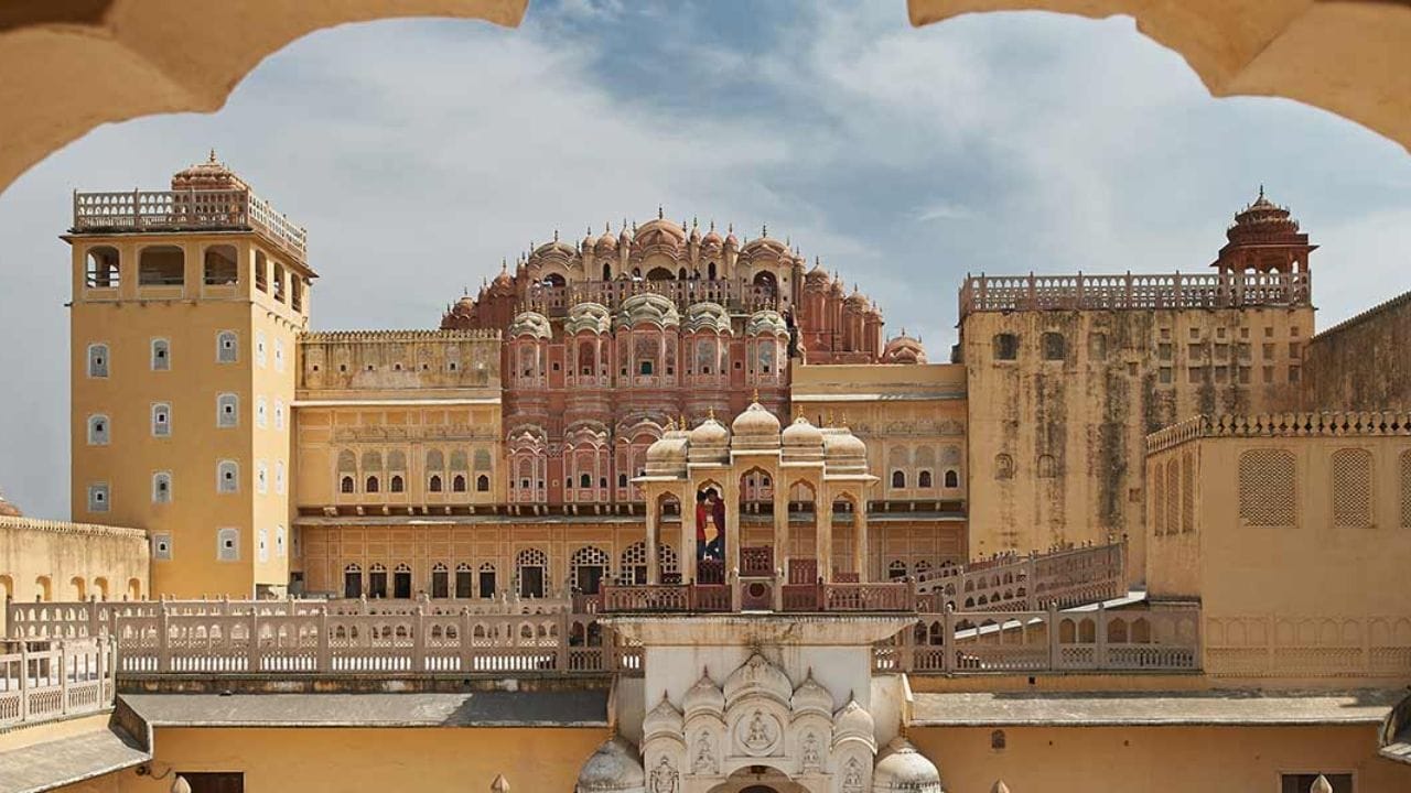 જયપુર- રાજા-રજવાડાઓની ધરતી અને રાજસ્થાનની રાજધાની જયપુરમાં ફરવુ વિદેશી લોકોને ખુબ જ પસંદ છે. તેને પિંક સિટીના નામથી પણ ઓળખવામાં આવે છે. હવા મહેલ જોવાની સાથે જ વાતાવરણનો આનંદ લેવા માટે જયપુર જરૂર જવુ જોઈએ. 
