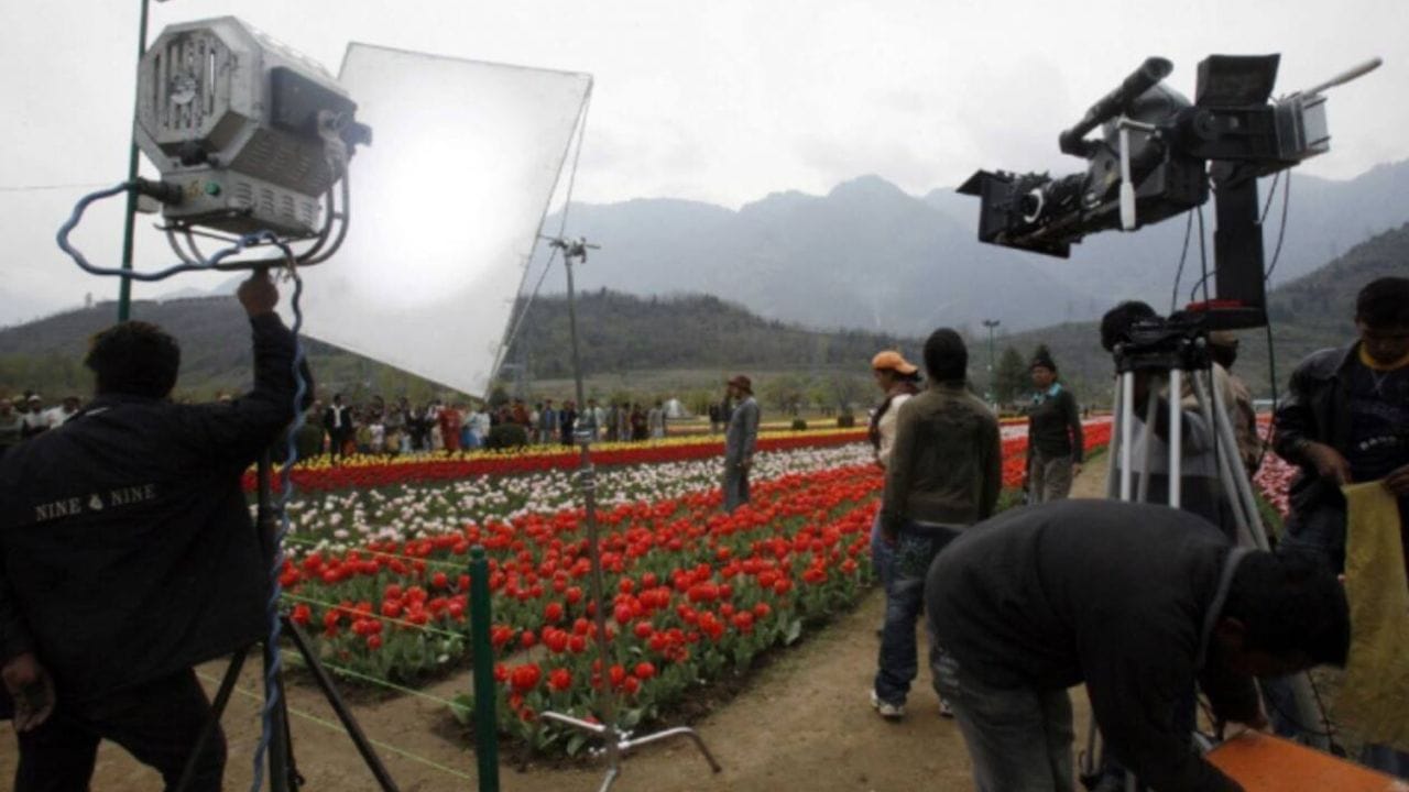 શ્રીનગર અને પહેલગામ સિવાય જમ્મુ અને કાશ્મીરમાં દાલ લેક, સોનમર્ગ, દૂધપથરી, ગુલમર્ગ, નિશાંત બાગ જેવા વિસ્તારો શૂટિંગ માટે સૌથી વધુ લોકપ્રિય છે.