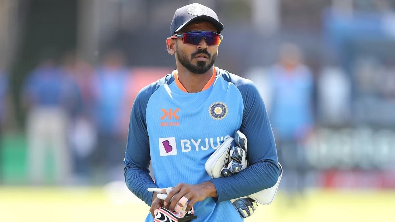 કેએસ ભરત - કેએસ ભરત હાલમાં ગુજરાત ટાઈટન્સ દ્વારા રિલીઝ કરવામાં આવ્યો છે. તે આઈપીએલ 2023માં કંઈ ખાસ કરી શક્યો ન હતો. ભરતને ભારતીય ટેસ્ટ ટીમમાંથી પણ બહાર કરી દેવામાં આવ્યો છે. આવામાં તેના માટે આ વર્ષે આઈપીએલમાં કોઈ ખરીદદાર મળવાનું ખૂબ મુશ્કેલ છે.