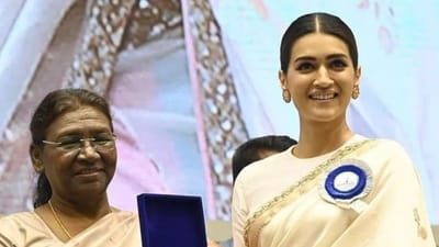  દેશના રાષ્ટ્રપતિના હાથથી એવોર્ડ મેળવ્યા બાદ કૃતિ સેનને તેના ઓફિશિયલ ઈન્સ્ટાગ્રામ પર એક ખાસ પોસ્ટ કરી છે. કૃતિએ તેના પિતા અને માતા સાથે બે ફોટા શેર કર્યા છે.તમને જણાવી દઈએ કે અભિનેત્રીને ફિલ્મ 'મિમી' માટે બેસ્ટ એક્ટ્રેસનો એવોર્ડ મળ્યો છે.