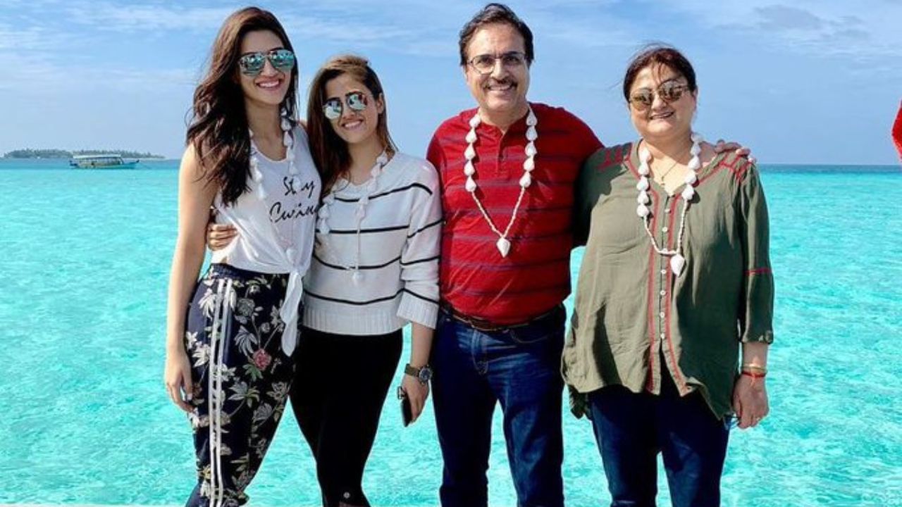 મીડિયા રિપોર્ટ્સ અનુસાર, કૃતિ સેનન પણ એક્ટર શાહિદ કપૂર સાથે એક રોમેન્ટિક ફિલ્મમાં નજર આવવાની છે, જેનું ટાઈટલ હજુ નક્કી થયું નથી. શાહિદ કપૂર અને કૃતિ સેનન ઉપરાંત આ ફિલ્મમાં ધર્મેન્દ્ર પણ છે. આ ફિલ્મ 9 ફેબ્રુઆરી, 2024ના રોજ મોટા પડદા પર રિલીઝ થશે.