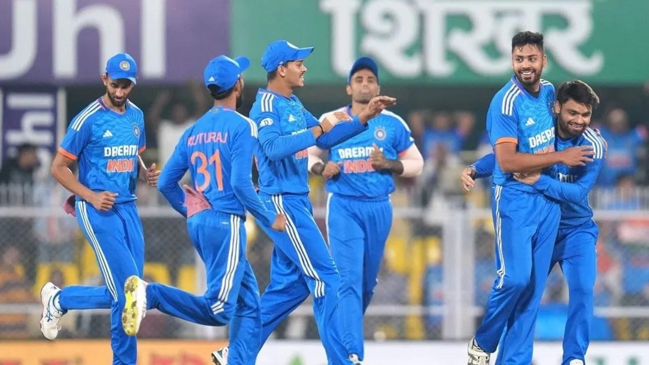 ચોથી T20 મેચ શરૂ થવાના 6 કલાક પહેલા બંને ટીમના LIVE Betting રેટ સામે આવી ચૂક્યા છે, જેમાં ભારતનો રેટ 1.50 અને ઓસ્ટ્રેલિયાનો રેટ 2.80 ની આસપાસ ચાલી રહ્યો છે. જેનો એ અર્થ થયો કે ઓસ્ટ્રેલિયા સામે જીતવા માટે ભારત ફેવરિટ છે. 