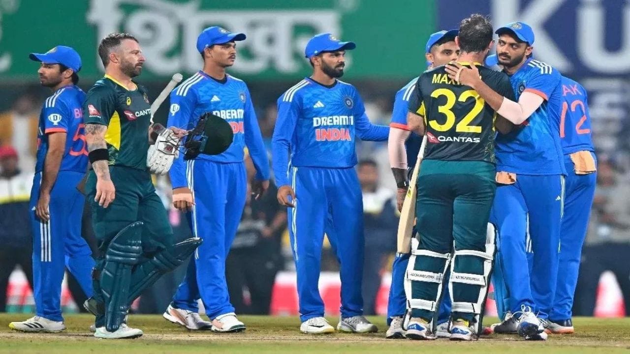 પહેલી મેચમાં હાર્યા બાદ ઓસ્ટ્રેલિયા માટે ત્રીજી મેચમાં જીતવું ખૂબ જ જરૂરી હતું, એવામાં મેક્સવેલની તોફાની ઈનિંગના સહારે ભારતને હરાવી ઓસ્ટ્રેલિયાએ સીરિઝને જીવંત રાખી હતી. હવે આગામી બે મેચોને લઈ ફેન્સનો ઉત્સાહ ખૂબ જ વધી ગયો છે, સાથે જ સટ્ટા બજારમાં પણ આ સીરિઝને લઈ ભારે અપ એન્ડ ડાઉન જોવા મળી રહ્યા છે. 