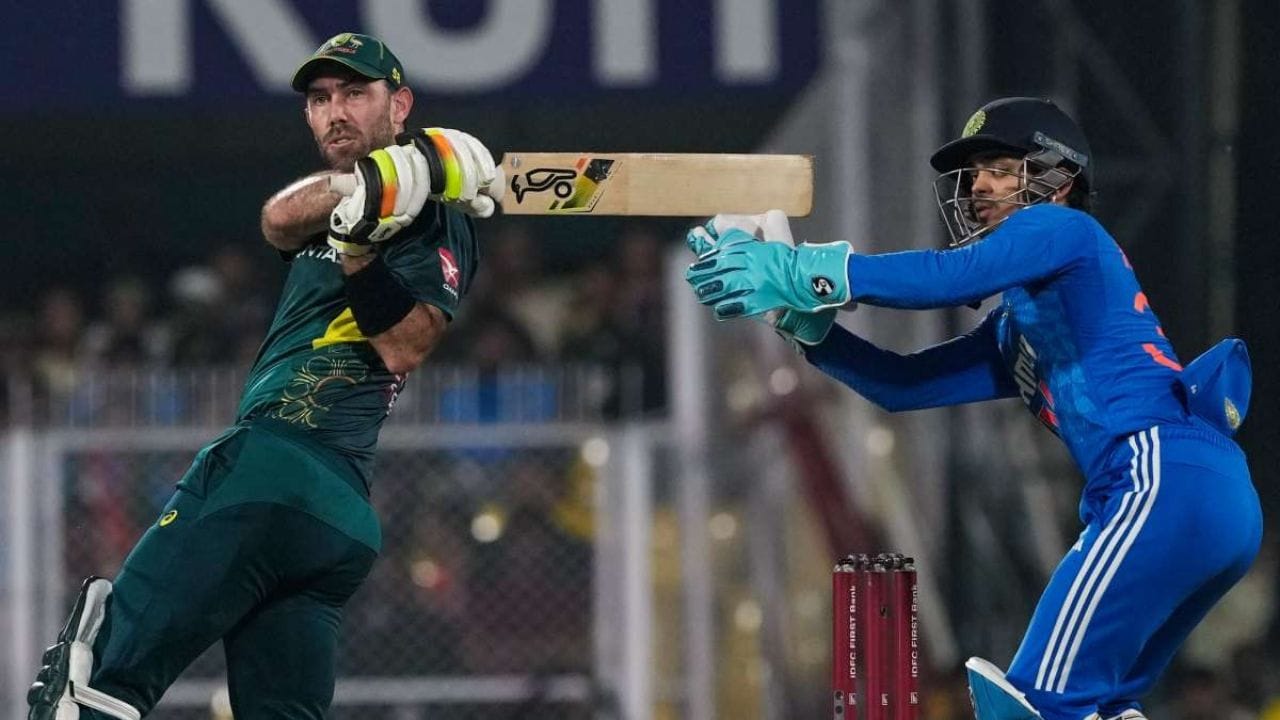 ભારત અને ઓસ્ટ્રેલિયા વચ્ચે હવે ચોથી મેચ શુક્રવારે રાયપુરમાં રમાશે. આ મેચ પણ રોમાંચક બનશે તેવી શક્યતા છે, છતાં મેચ જીતવા માટે સટ્ટા બજારમાં ટીમ ઈન્ડિયા ફેવરિટ છે. જેનું મુખ્ય કારણ ઓસ્ટ્રેલિયન ટીમમાં સ્ટાર ખેલાડીઓની ગેરહાજરી છે. છેલ્લી મેચમાં ધમાલ પ્રદર્શન કરનાર મેક્સવેલ સહિત અનેક સ્ટાર ખેલાડીઓ ઓસ્ટ્રેલિયા પરત ફરી ચૂક્યા છે એવામાં ભારતના જીતવાના ચાન્સ વધી ગયા છે એવું LIVE Betting સાઈટનું માનવું છે. 