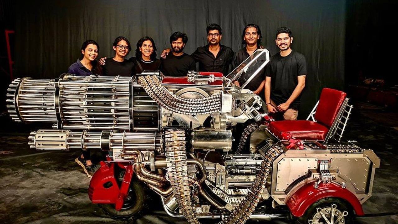 આ મશીન આર્ટ ડાયરેક્ટર સુરેશ સેલ્વરાજનની ટીમ દ્વારા બનાવવામાં આવ્યું છે, જેમાં 100 થી વધુ લોકોની મહેનત લગાવવામાં આવી છે. 18 મિનિટના સીનમાં આ બાઇકનો ઉપયોગ કરવામાં આવ્યો છે.