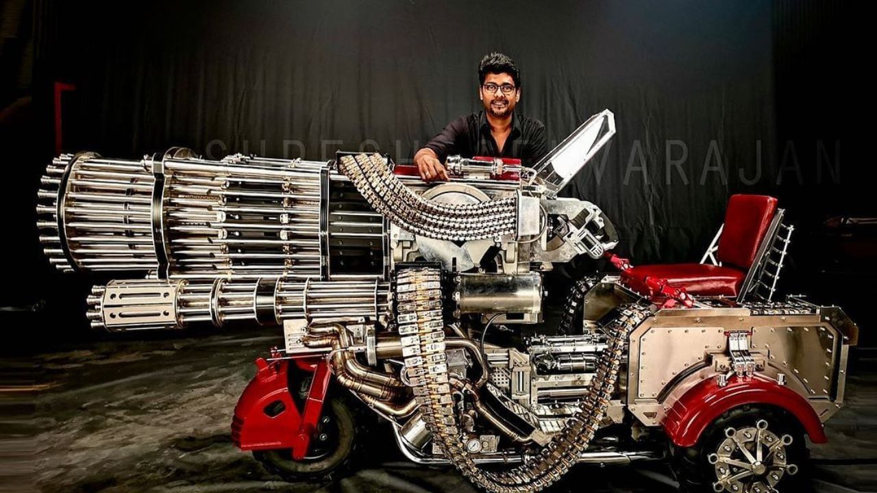 તે શુદ્ધ સ્ટીલમાંથી બનાવવામાં આવે છે. આ ત્રણ પૈડાવાળી બાઇક છે, જેમાં અલગ-અલગ પાર્ટ્સ ફીટ કરવામાં આવ્યા છે. આ ઉપરાંત આ બાઇકમાં વિન્ડ શિલ્ડ પણ લગાવવામાં આવી છે, જેનો ફિલ્મમાં બુલેટ સેફ્ટી શિલ્ડ તરીકે ઉપયોગ કરવામાં આવ્યો છે. તેમાં કુલ 3 ફરતા બેરલ છે, મોટા અને નાના, ફિલ્મમાં તમે તેમાંથી ગોળીઓ નીકળતી જોઈ શકો છો. 