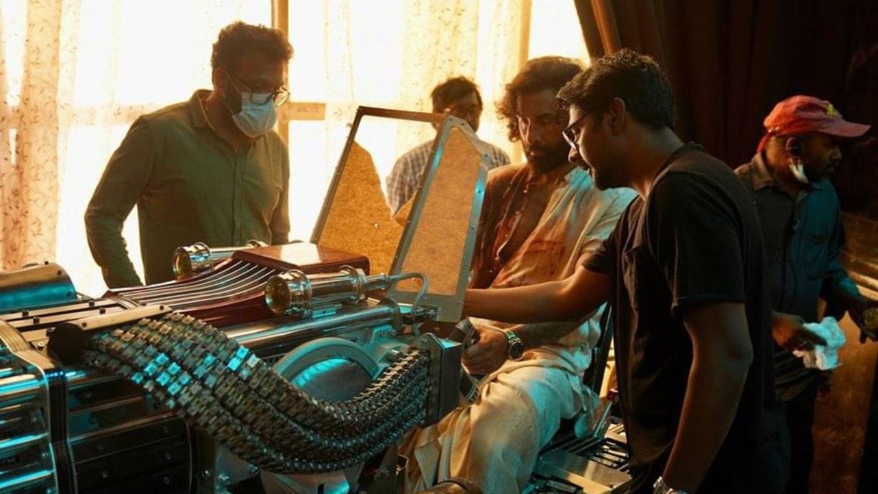 જો તમે વિચારી રહ્યા હોવ કે આ વોર મશીનગન VFX નો ચમત્કાર છે તો એવું નથી, આ બાઈક સંપૂર્ણપણે ઓરિજિનલ છે અને તેને બનાવવામાં 4 મહિનાનો સમય લાગ્યો છે. આ 500 કિલોની બાઇક છે, જે સંપૂર્ણપણે માનવ નિર્મિત છે.