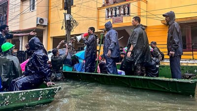 ચક્રવાતી વાવાઝોડું મિચોંગ મંગળવારે બપોરે 1 વાગ્યે આંધ્રપ્રદેશમાં લેન્ડફોલ કર્યું હતું. અહીંના 8 રાજ્યોમાં રેડ એલર્ટ જારી કરવામાં આવ્યું છે. ભારે વરસાદને કારણે અનેક જગ્યા પર પૂરની સ્થિતિ  સર્જાઈ છે. આ વાવાઝોડાએ આંધ્રપ્રદેશ અને તમિલનાડુમાં ભારે તબાહી મચાવી છે. (ફોટો ક્રેડિટ- PTI)