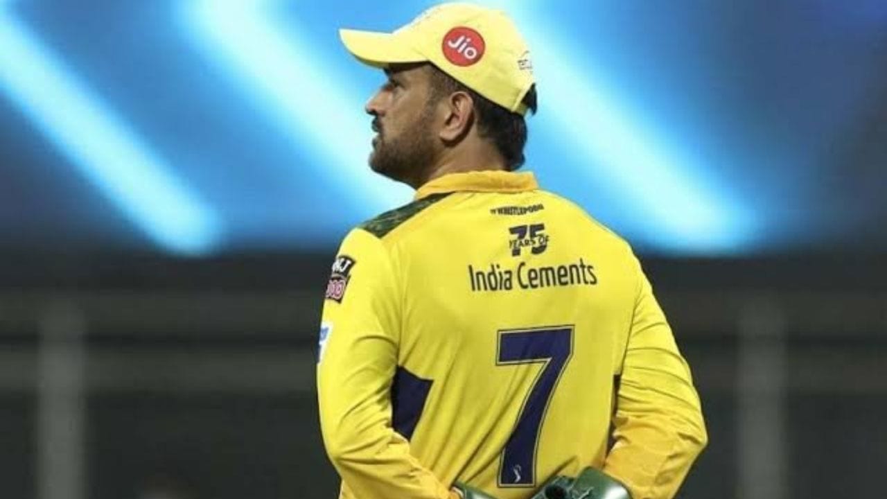 મહેન્દ્ર સિંહ ધોની હંમેશા અચાનક જ નિર્ણયો લેતો આવ્યો છે. ડિસેમ્બર 2014માં તેણે અચાનક નિવૃત્તિની જાહેરાત કરીને બધાને ચોંકાવી દીધા હતા. 2019 નો વર્લ્ડ કપ રમ્યા પછી, માહીએ આગામી એક વર્ષ સુધી કોઈ આંતરરાષ્ટ્રીય મેચ રમી ન હતી અને પછી ઓગસ્ટ 2020 માં તેણે અચાનક નિવૃત્તિની જાહેરાત કરી. તો રાજકારણમાં આવવાની વાત પણ ખુબ મોટી હોય શકે છે.