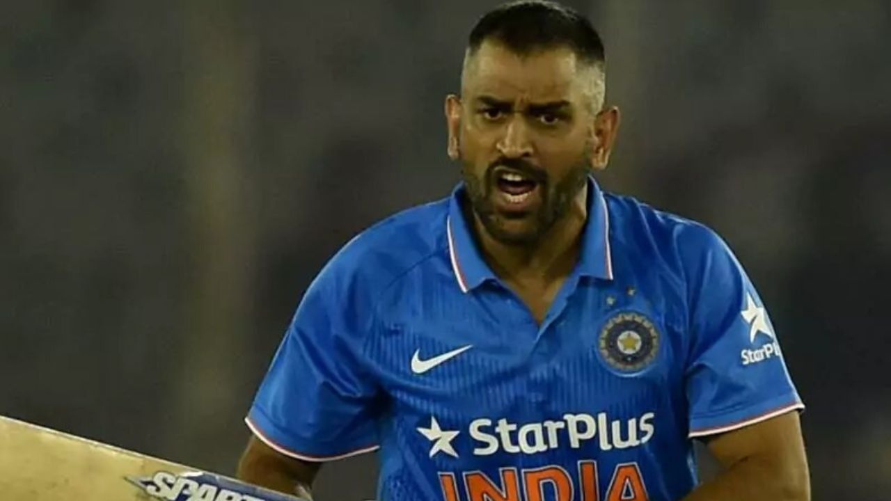 ઝારખંડના કેટલાક ભાજપના નેતાઓએ ગુરુવારના રોજ રાંચીમાં ભારતીય ટીમના પૂર્વ કેપ્ટન મહેન્દ્ર સિંહ ધોની સાથે મુલાકાત કરી હતી. આ મુલાકાત રાંચી એરપોર્ટ થઈ હોવાનું અનુમાન છે. ફોટો સામે આવ્યા બાદ લોકો અટકળો લગાવી રહ્યા છે કે, ધોની ભાજપમાં એન્ટ્રી કરશે.