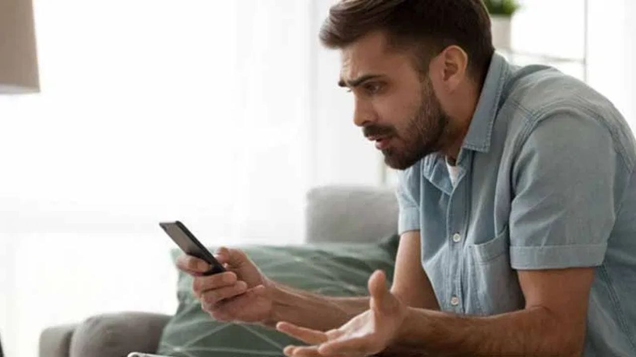 આપણે મોટા ભાગનું કામ ઘરે બેસીને મોબાઈલ કે સ્માર્ટફોન દ્વારા કરીએ છીએ.પરંતુ ક્યારેક એવું પણ બને છે કે આપણે અગત્યનું કામ કરતા હોઈએ ત્યારે ફોન હેંગ થવાની ઘટના બને છે.આના કારણે ઘણી વખત મહત્વપૂર્ણ કામ કરતી વખતે ફોન અધવચ્ચે જ ફસાઈ જાય છે.જેના કારણે ક્યારેક નુકસાન પણ થાય છે.