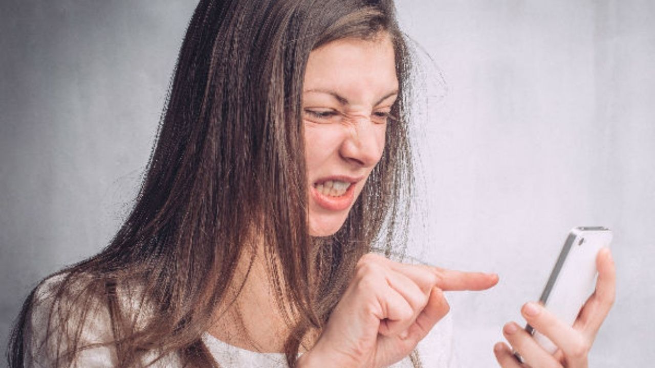 મોબાઈલ હેંગ થવાની સમસ્યા ત્યારે વધી જાય છે જ્યારે ફોનમાં રેમ સંપૂર્ણ રીતે ભરાઈ જાય છે.બજેટ સ્માર્ટફોન કે ઓછી કિંમતના ફોનમાં રેમ વધારવી શક્ય નથી. પરંતુ જો તમે ફોનમાં હેંગની સમસ્યા દૂર કરવા માંગતા હોવ તો નકામી એપને ડિલીટ કરી દો.