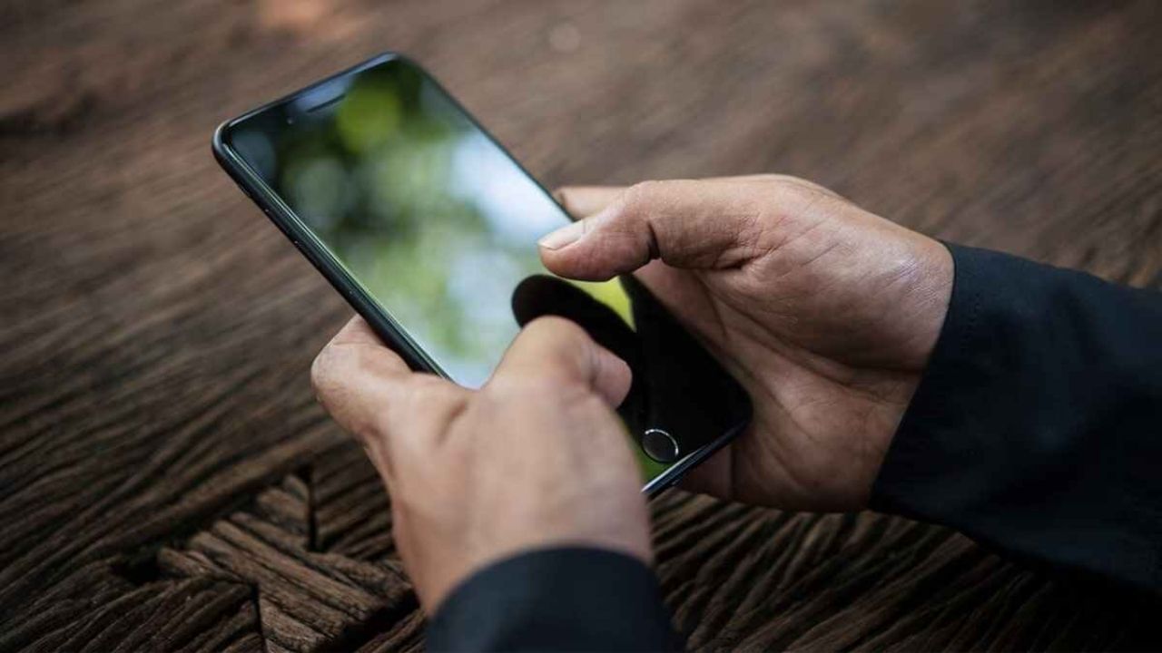 જ્યારે ફોનમાં વધુ મોબાઈલ એપ્સ ચાલતી હોય અને ફોનમાં રેમ ઓછી હોય ત્યારે ફોન હેંગ થવા લાગે છે.આવી સ્થિતિમાં બેકગ્રાઉન્ડમાં કઈ એપ્સ ચાલી રહી છે તેના પર ધ્યાન આપો.અને રેમમાંથી ડિલીટ કરી નાખો.