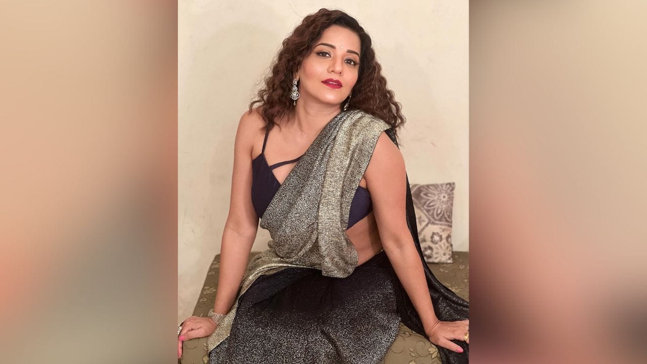 આ તસવીરોમાં મોનાલિસા બ્લેક શિમરી સાડીમાં પોઝ આપતી જોવા મળે છે અને હંમેશાની જેમ શાનદાર અને ગ્લેમરસ દેખાઈ રહી છે. (Image - Instagram)