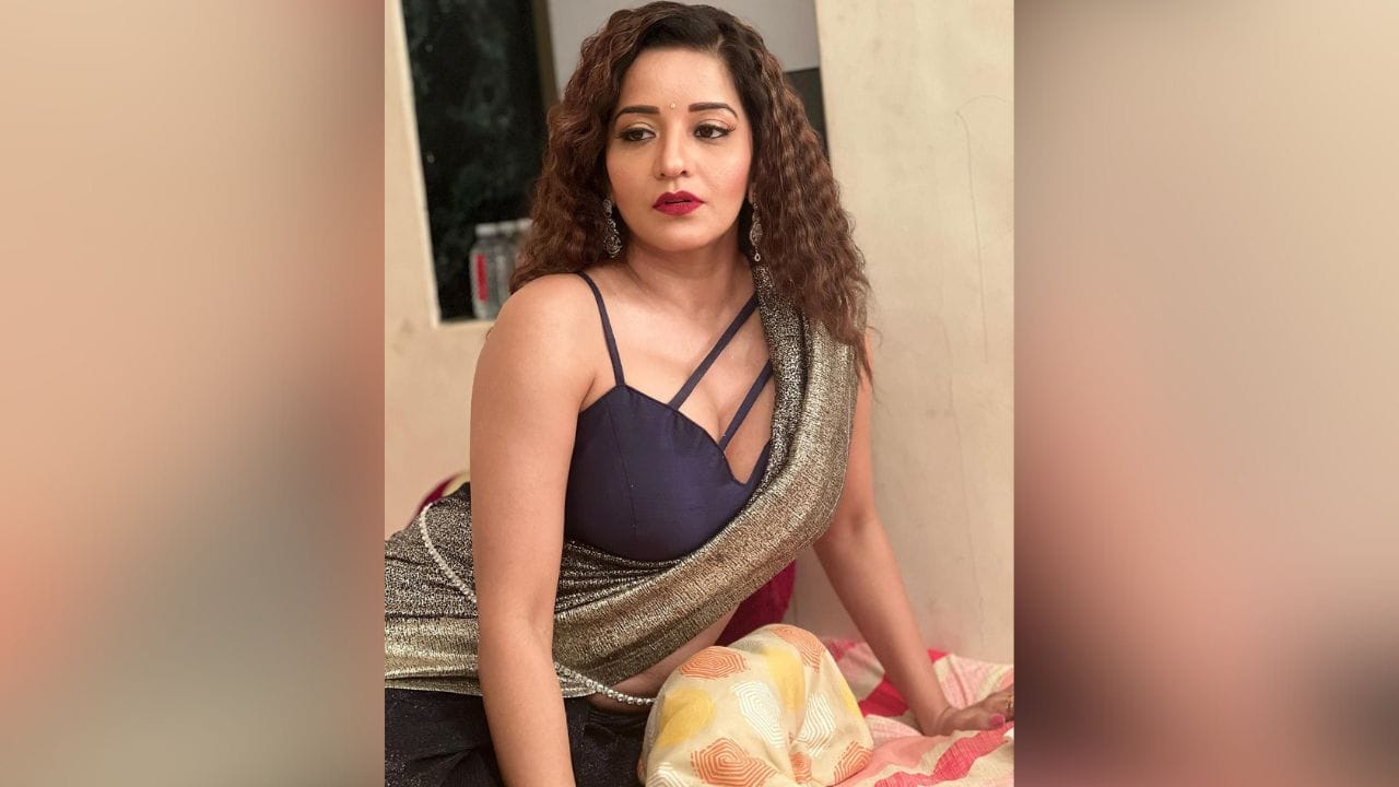 મોનાલિસાએ બ્લેક સાડીમાં ફોટો શેર કરતાં કેપ્શનમાં લખ્યું છે કે જોડાયેલા રહો કંઈક નવું જાણવા માટે. (Image - Instagram)