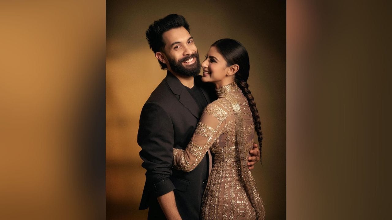 મૌનીની આ તસવીરો સોશિયલ મીડિયા પર ખૂબ વાયરલ થઈ રહી છે અને સોશિયલ મીડિયા પર ધૂમ મચાવી રહી છે. (Image: Instagram)