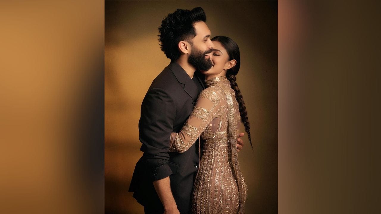 તસવીરોમાં એક્ટ્રેસ ગોલ્ડન ડ્રેસમાં ખૂબ જ સુંદર લાગી રહી છે. તેનો પતિ સૂરજ નામ્બિયાર બ્લેક સૂટમાં એકદમ હેન્ડસમ લાગી રહ્યો છે. (Image: Instagram)