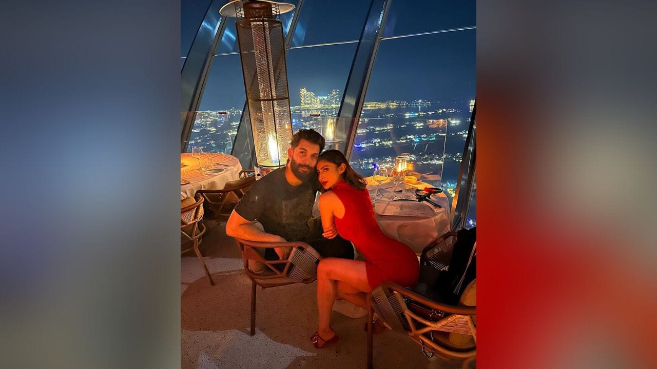 આ તસવીરો શેર કરતી વખતે મૌની રોયે તેમને કેપ્શન લખ્યું છે કે બિગ સ્માઈલ અને સ્મોલ સેલિબ્રેશન,  દરેક વસ્તુ સાથે મેરી ક્રિસમસ, મેરી ક્રિસમસ અને બધાને હેપ્પી હોલિડે. (Image: Instagram)