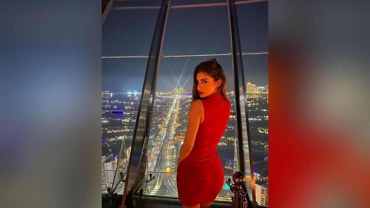 આ તસવીરોમાં મૌની રોય રેડ કલરના મિની ડ્રેસમાં ખૂબ જ હોટ લાગી રહી છે. (Image: Instagram)