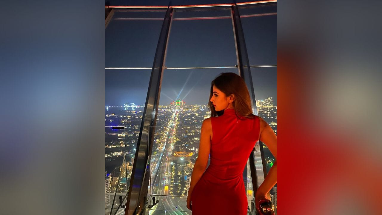 મૌની રોયની આ તસવીરો પર દિશા પટનીએ કોમેન્ટ કરી અને લખ્યું- સુંદર કપલ અને હાર્ટ ઈમોજી પણ શેર કર્યું છે. (Image: Instagram)