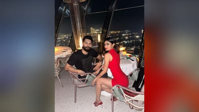 આ તસવીરમાં મૌની રોય ક્રિસમસની રાત્રે પતિ સૂરજ નામ્બિયાર સાથે ડિનર કરતી જોવા મળે છે અને કેમેરા સામે અલગ અલગ પોઝ આપતી જોવા મળી રહી છે. (Image: Instagram)