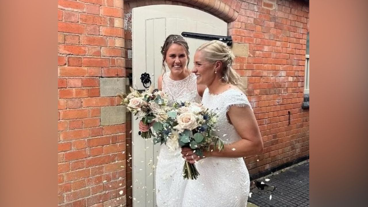 ઈંગ્લેન્ડ મહિલા ક્રિકેટ ટીમની મહત્વની ખેલાડી કેથરીન બ્રન્ટ (Katherine Brunt) ની વાત કરીએ તો તેણે આંતરરાષ્ટ્રીય ક્રિકેટમાં શાનદાર પ્રદર્શન કર્યું છે. તે ટીમમાં બોલિંગ ઓલરાઉન્ડર છે. તેણે ઇંગ્લેન્ડ માટે 14 ટેસ્ટ મેચ રમી છે. આ મેચમાં તેણે 51 વિકેટ લીધી છે. વન-ડે ક્રિકેટની વાત કરીએ તો કેથરિન બ્રન્ટે ઇંગ્લેન્ડ માટે 140 વનડે મેચમાં ભાગ લીધો હતો. જેમાં તેણે 167 વિકેટ લીધી છે. જ્યારે 96 T20 આંતરરાષ્ટ્રીય મેચમાં તેણે ભાગ લીધો હતો અને તેમાં તેણે 98 વિકેટ ઝડપી છે.