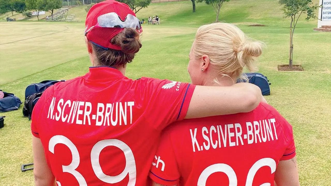 ઈંગ્લેન્ડની મહિલા ક્રિકેટર નેટ સાયવરે લગ્ન બાદ નામ બદલી નાખ્યા હતા પરંતુ ક્રિકેટમાં આવું ન હતું કર્યું. ત્યારબાદ એક વર્ષ પછી બંનેએ તેમના લગ્નના નામની પુષ્ટિ કરી છે. સીવરે અને બ્રન્ટ હવે નેટ સાયવર બ્રન્ટ અને કેથરીન સાયવર બ્રન્ટ તરીકે ઓળખાય છે.