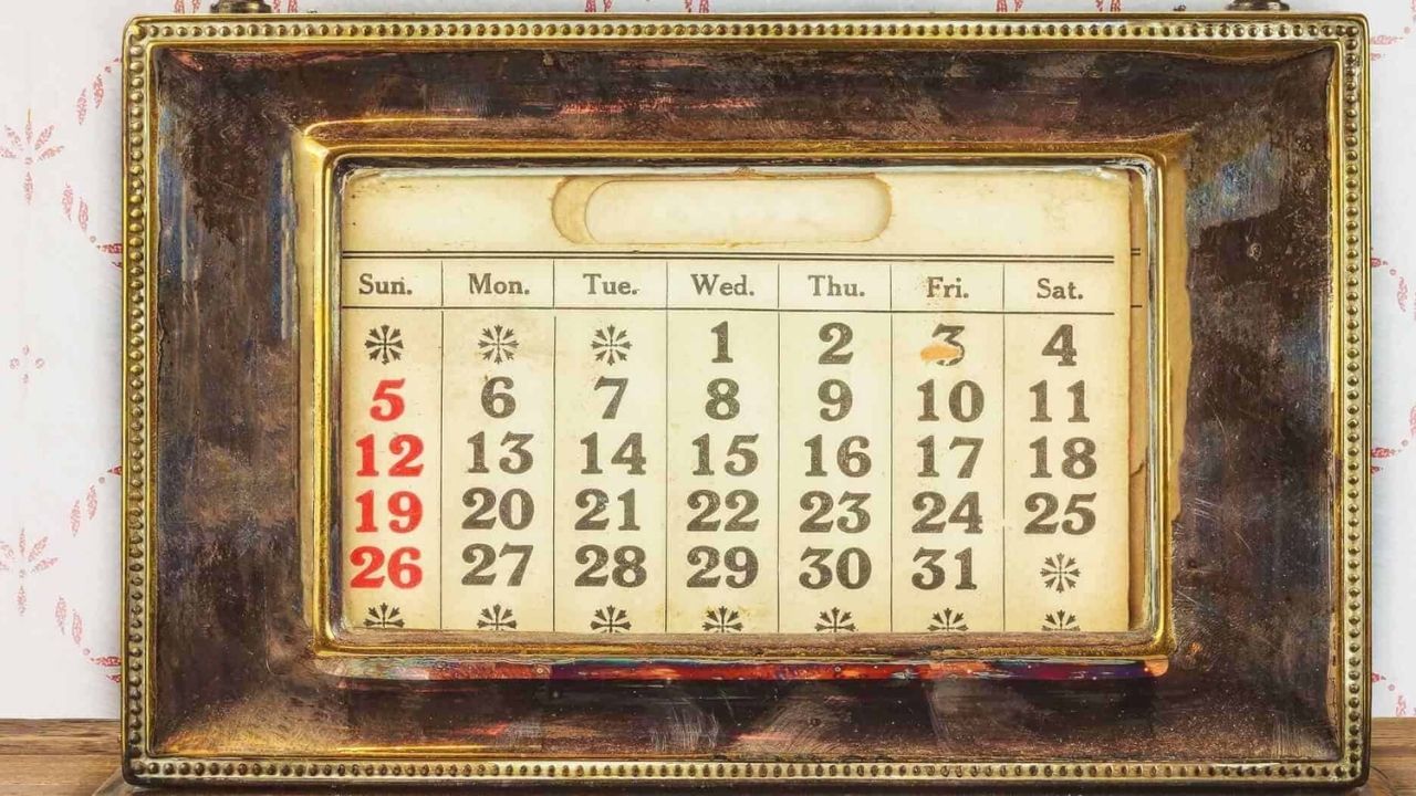 1 જાન્યુઆરીના રોજ નવું વર્ષ ઉજવવાની પરંપરા ગ્રેગોરિયન કેલેન્ડર મુજબ 15મી સદીમાં શરૂ થઈ હતી. 1582માં પ્રથમ વખત 1 જાન્યુઆરીએ નવું વર્ષ ઉજવવામાં આવ્યું હતું.